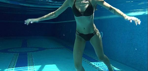 Tiffany Tatum strips naked underwater
